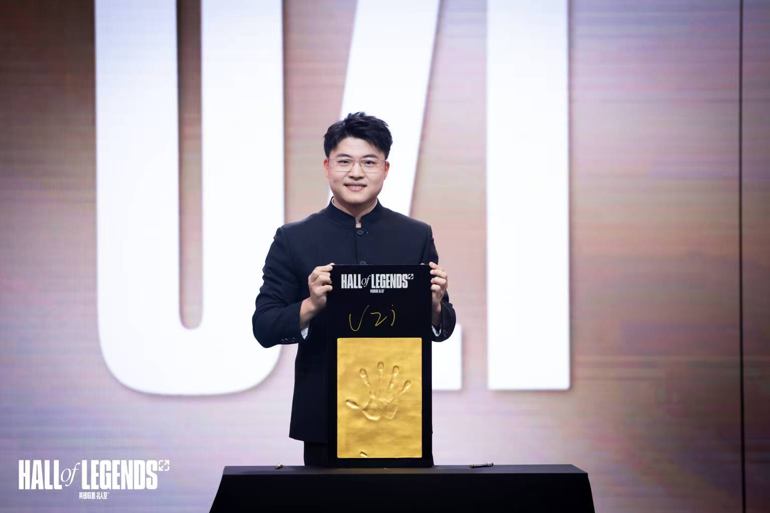 包含Uzi迎来五赛季高光表现，西班牙队球迷沸腾！的词条